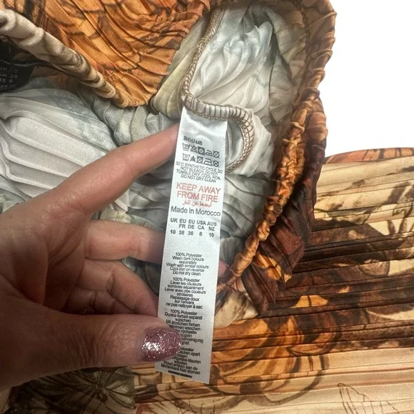 NEW PrettyLittleThing NUDE FLORAL PRINTED PLISSE MID RISE WIDE LEG PANTS 6 - Picture 9 of 13